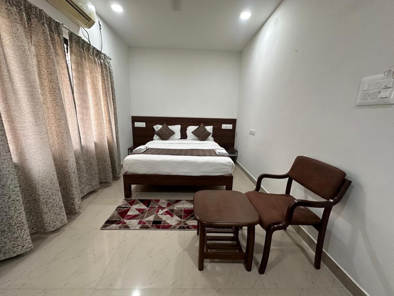 Hotel Queens Comfort 迈索尔 外观 照片